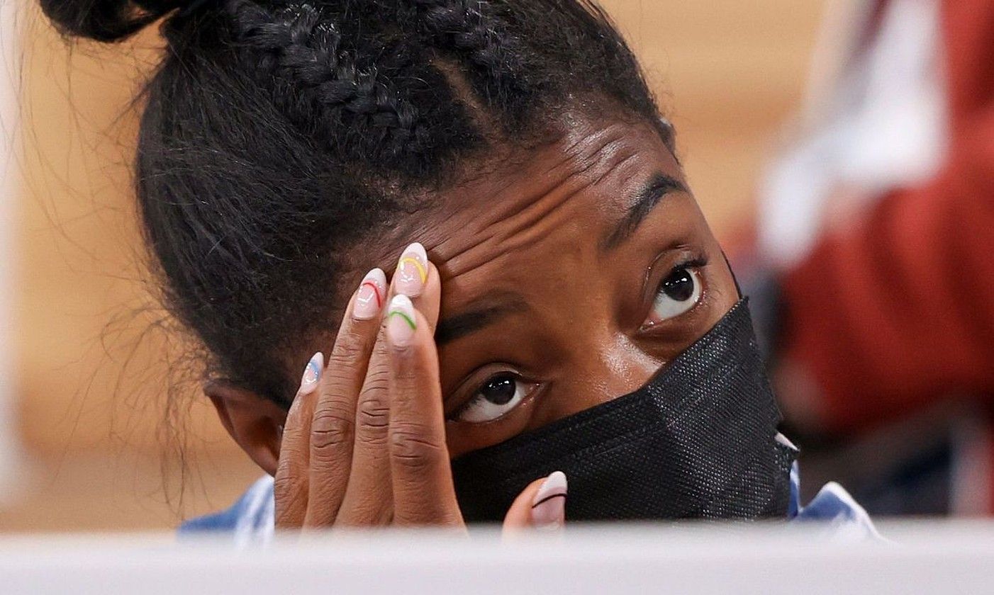 Simone Biles, atzo, gizonezkoen banakako finala ikusten. ENRIC FONTCUBERTA / EFE.