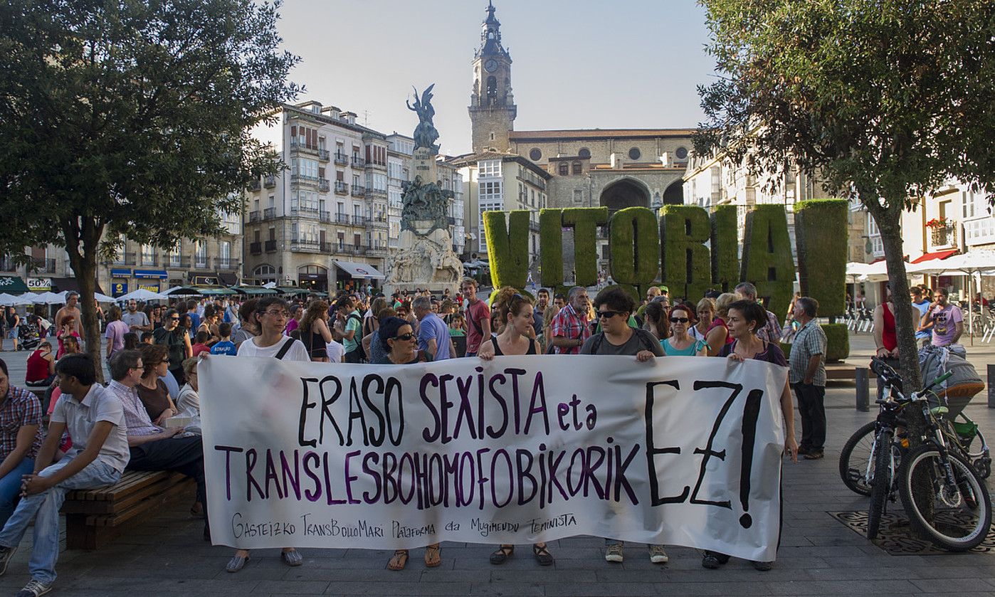 Eraso transhomofobiko baten aurkako protesta bat, Gasteizen. JUANAN RUIZ / FOKU.