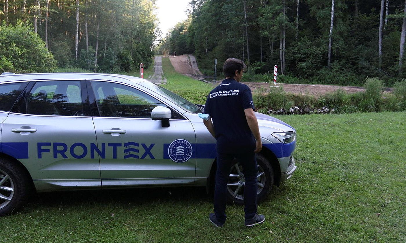 Frontex agentziako kide bat, Lituaniaren eta Bielorrusiaren arteko mugan. STR / EFE.