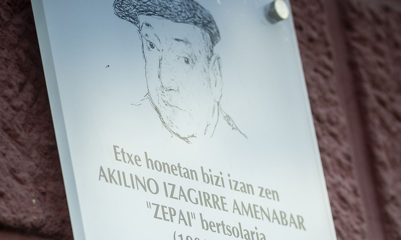 Zepai bizi izan zen etxean ipinitako oroigarria, Idiazabalen. JAIZKI FONTANEDA / FOKU. Zepai bizi izan zen etxean ipinitako oroigarria, Idiazabalen. JAIZKI FONTANEDA / FOKU.