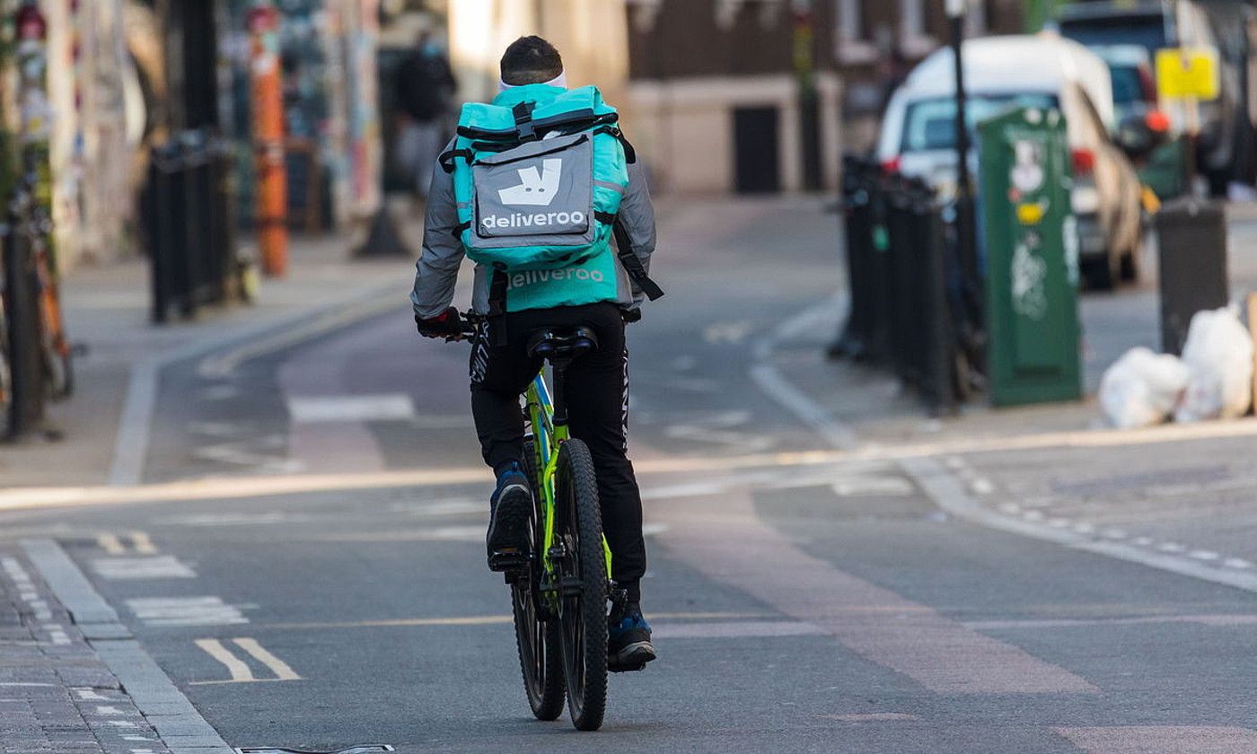 Deliverooren banatzaile bat. V. F. / EFE.