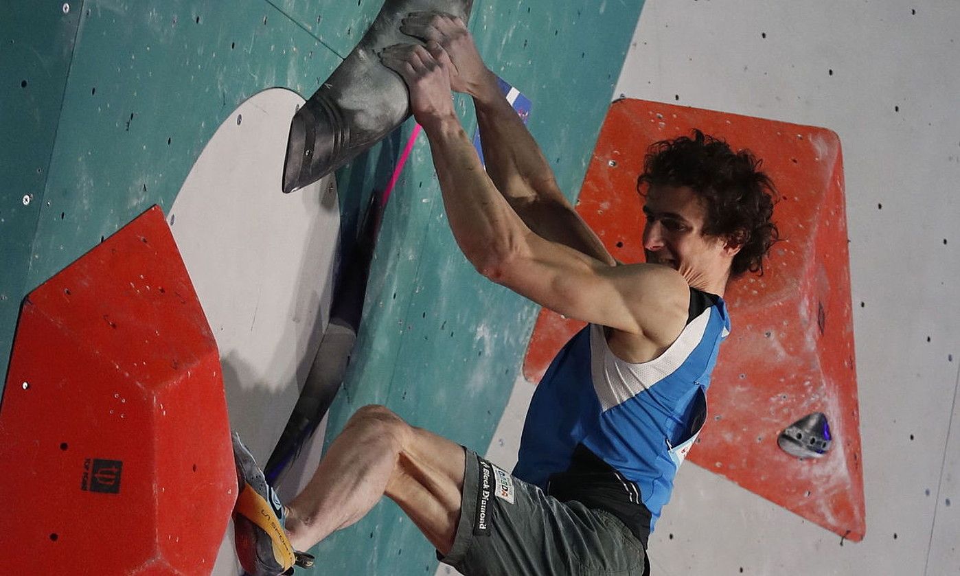 Adam Ondra, ahalegin betean, bloke diziplinan. SERGEI ILNITSKI / EFE.