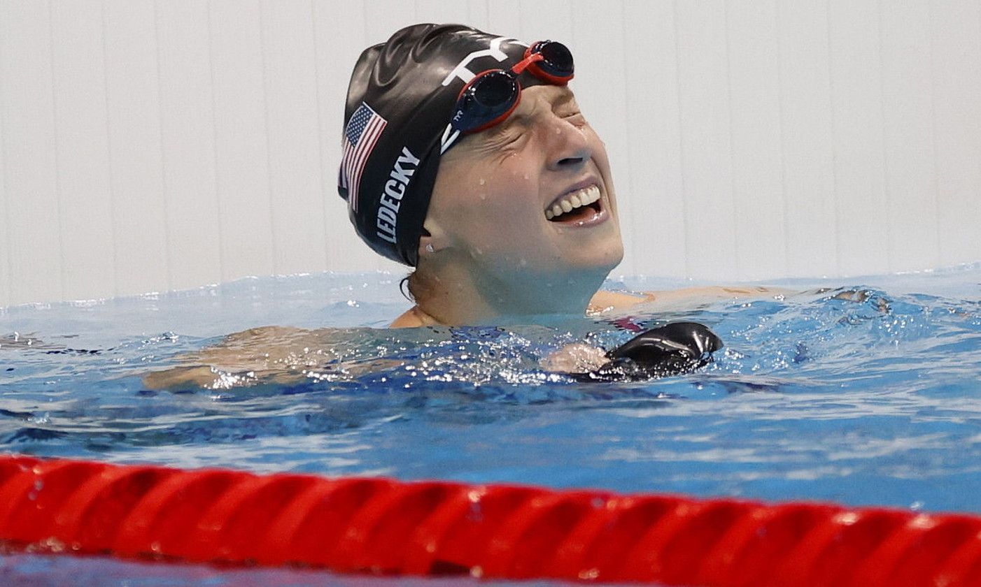 Katie Ledecky, estilo libreko 800 metroko proba bukatu berritan, Tokioko Ur Kiroletako Zentroko igerilekuan. HOW HWEE YOUNG / EFE.