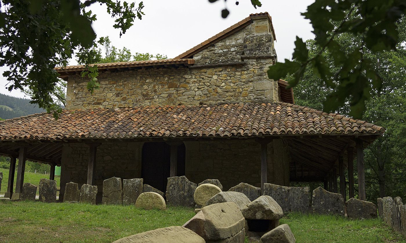 San Andres baseliza eta Argiñetako nekropolia. ARITZ LOIOLA / FOKU.