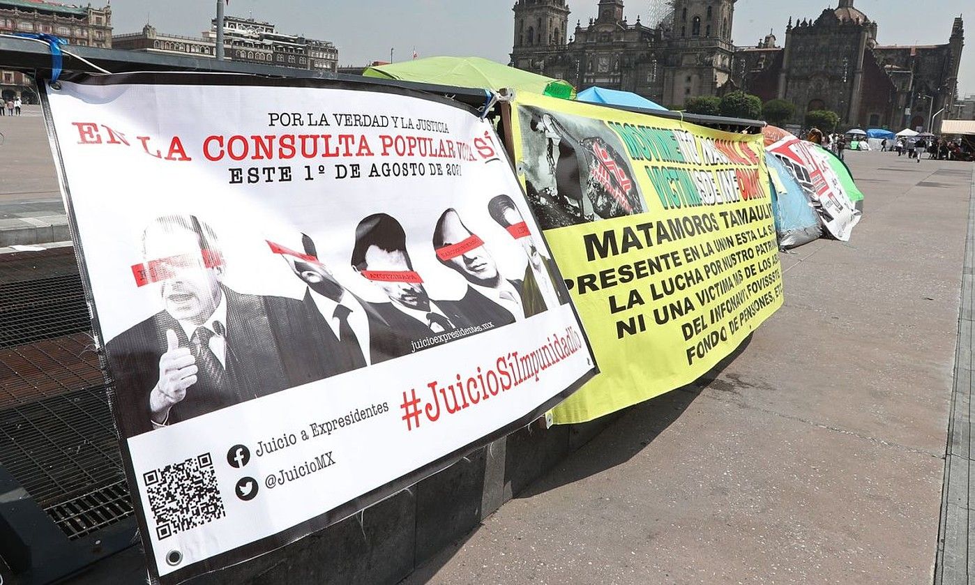 Mugimendu kontserbadoreen protesta galdeketaren aurka, Mexikoko presidentetzaren jauregi aurrean. MARIO GUZMAN / EFE. Mugimendu kontserbadoreen protesta galdeketaren aurka, Mexikoko presidentetzaren jauregi aurrean. MARIO GUZMAN / EFE.