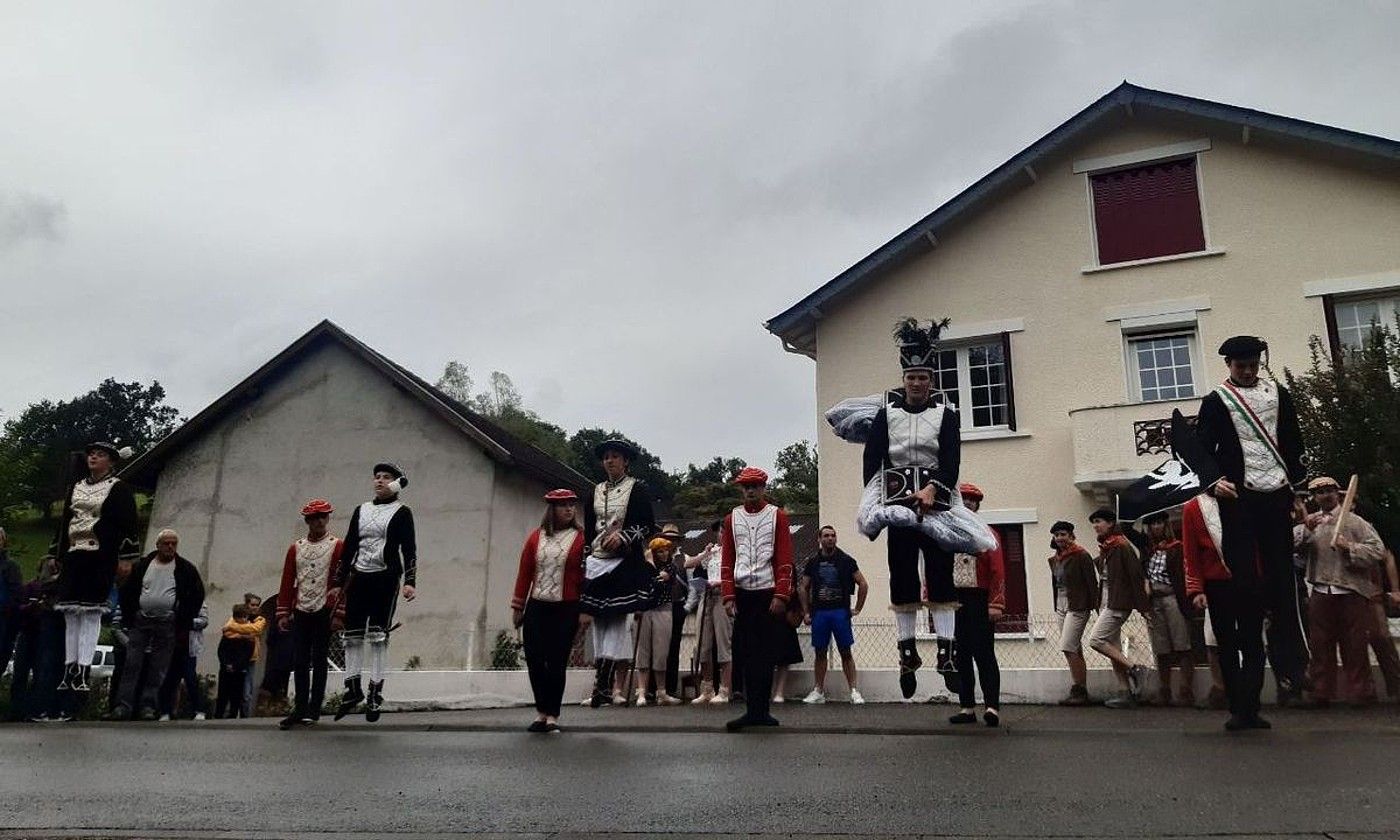 Barkoxeko karrika zolan egin dute hirugarren barrikada, maskaralariei batzarri egiteko. Dantzariek ere abilezia erakutsi dute. AINIZE MADARIAGA.