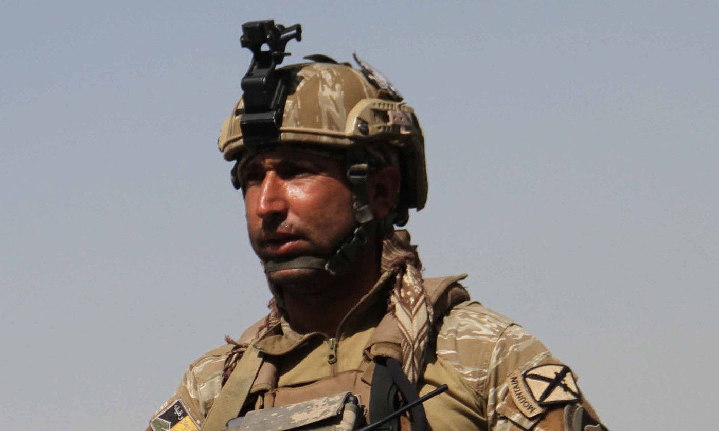 Afganistango soldadu bat Herat kanpoaldeko kontrolgune batean. JALIL REZAYEE / EFE.