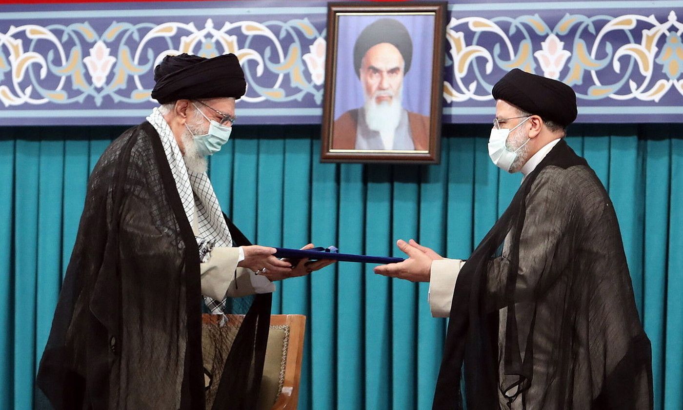 Khamenei (ezkerrean) eta Raisi (eskuinean), atzo eginiko ekitaldian, Teheranen. IRANGO AIATOLAREN BULEGOA / EFE. Khamenei (ezkerrean) eta Raisi (eskuinean), atzo eginiko ekitaldian, Teheranen. IRANGO AIATOLAREN BULEGOA / EFE.