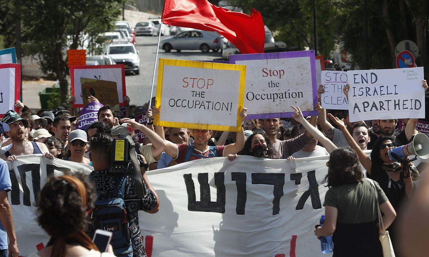 Xeik Jarrah auzoko bizilagun palestinarrak etxegabetzearen aurkako manifestazioa, Jerusalemen. ATEF SAFADI / EFE.