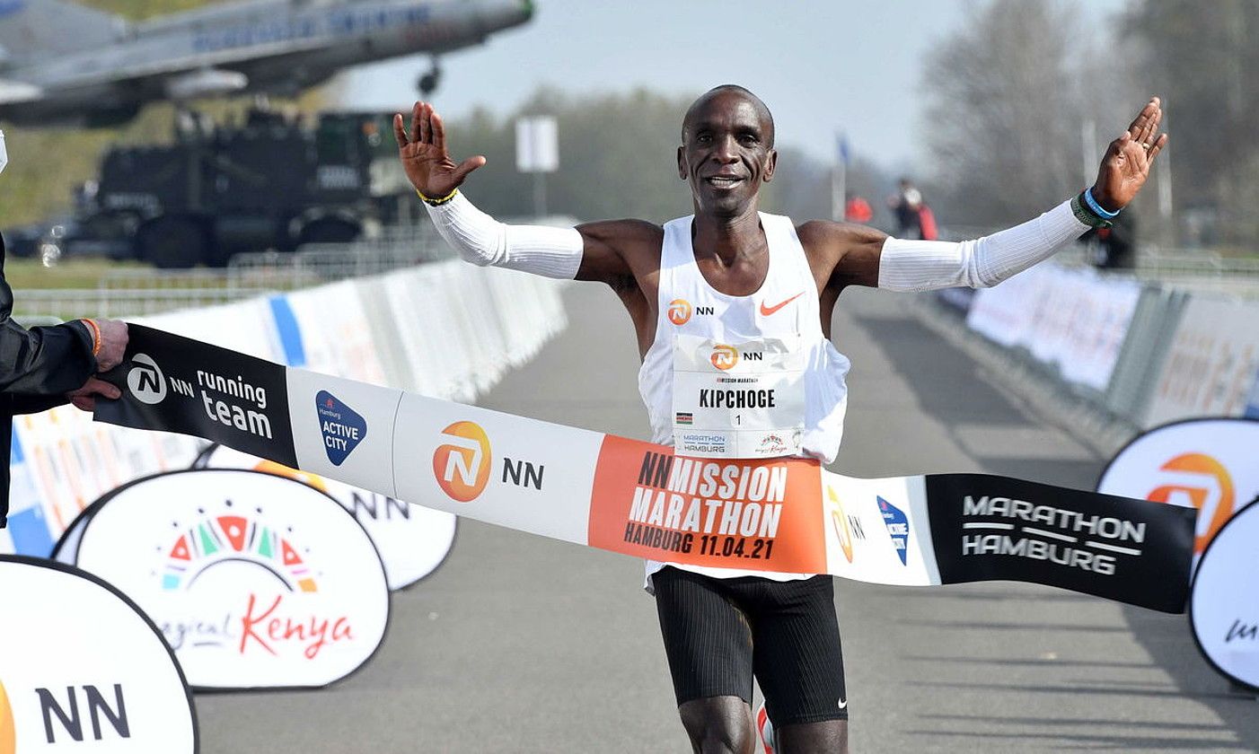 Eliud Kipchoge, Twenten jokatutako maratoia irabazten, joan den apirilean. ERIC BRINKHORST / EFE.