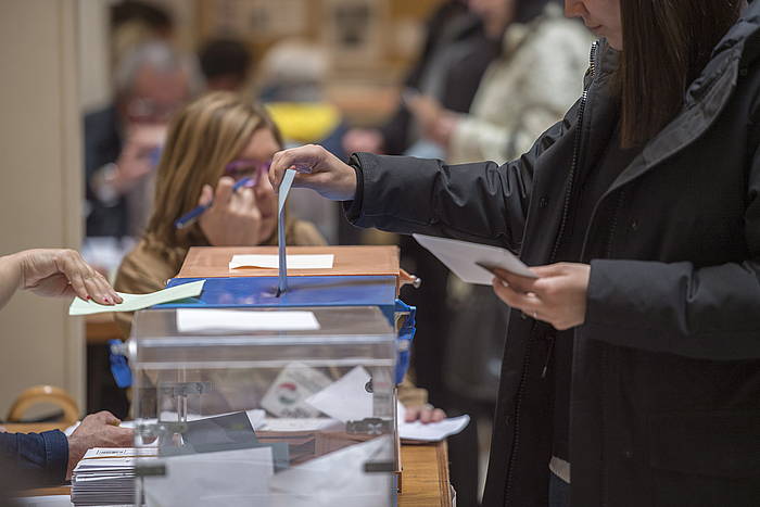 Herritar bat, pasa den igandean botoa ematen. GORKA RUBIO, FOKU