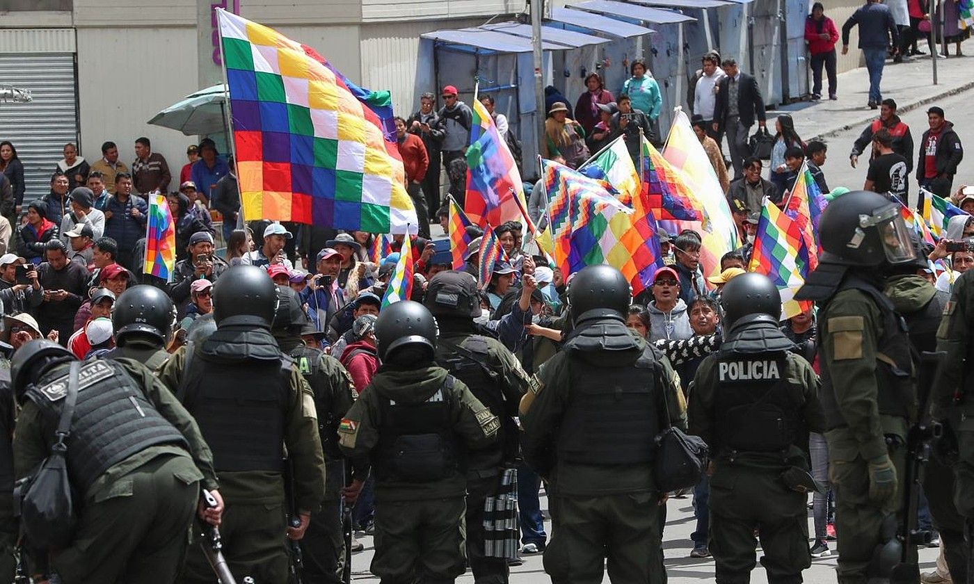 Moralesen aldeko protestak, La Pazen, 2019ko azaroan. MARTIN ALIPAZ/EFE.