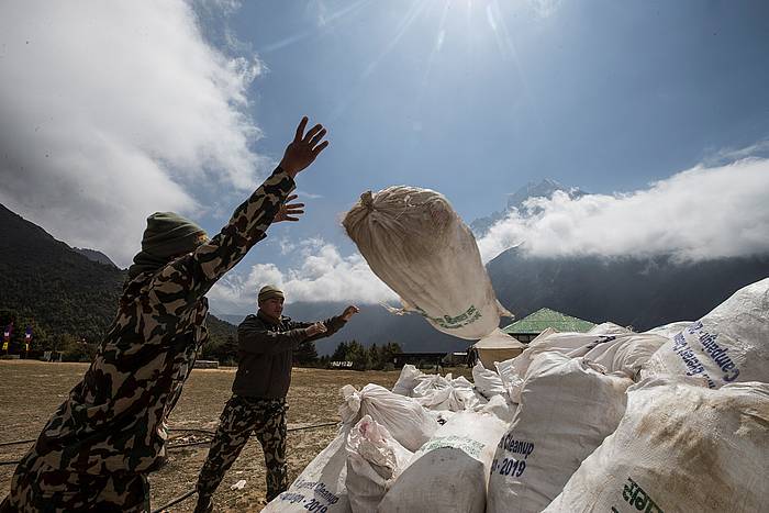 Nepalgo Gobernuak 11 tona zabor jaso ditu Everesten. NARENDRA SHRESTHA, EFE