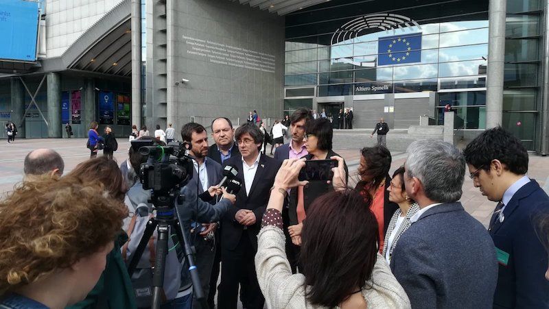 Carles Puigdemont, gaur arratsaldean, Europako Parlamentuko atarian. @PERNANDOBARRENA