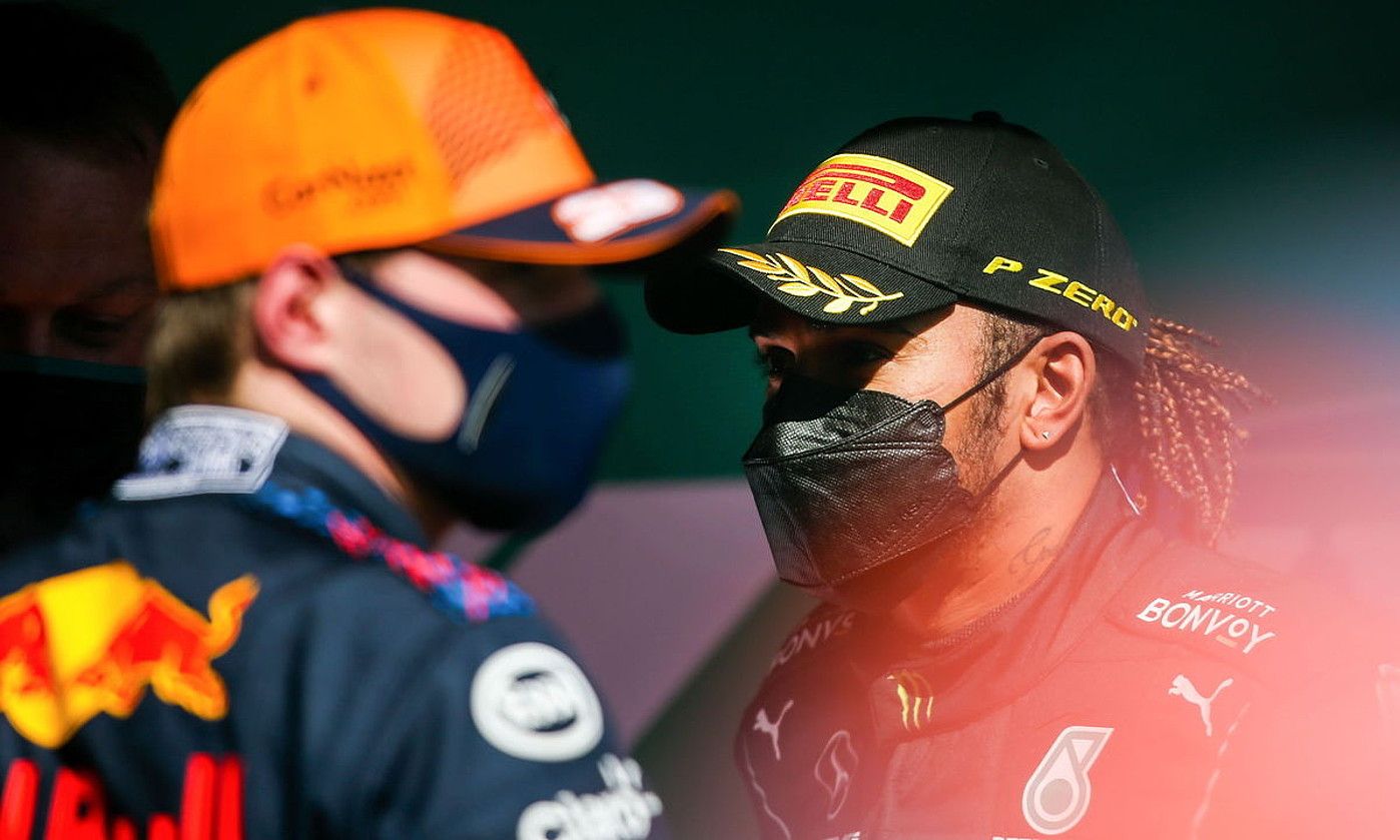 Max Verstappen eta Lewis Hamilton, denboraldi honetako lasterketa batean. JOSE SENA GOULAO / EFE.