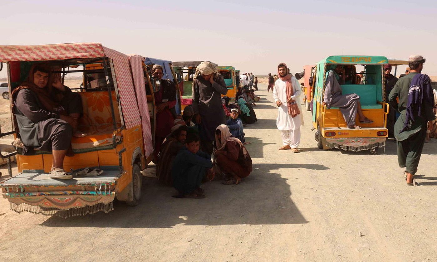 Herritarrak Afganistan eta Pakistan arteko mugatik gertu. AKHTER GULFAM / EFE. Herritarrak Afganistan eta Pakistan arteko mugatik gertu. AKHTER GULFAM / EFE.