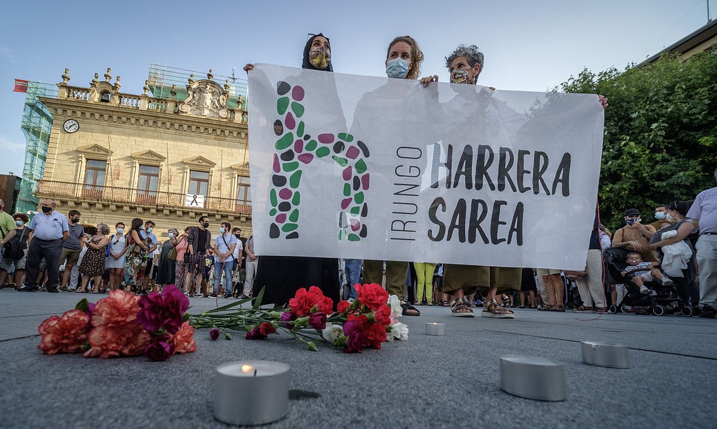 Bidasoan itotako gizonaren omenez loreak eta kandelak jarri zituzten San Juan plazan eginiko elkarretaratzean. JON URBE / FOKU.