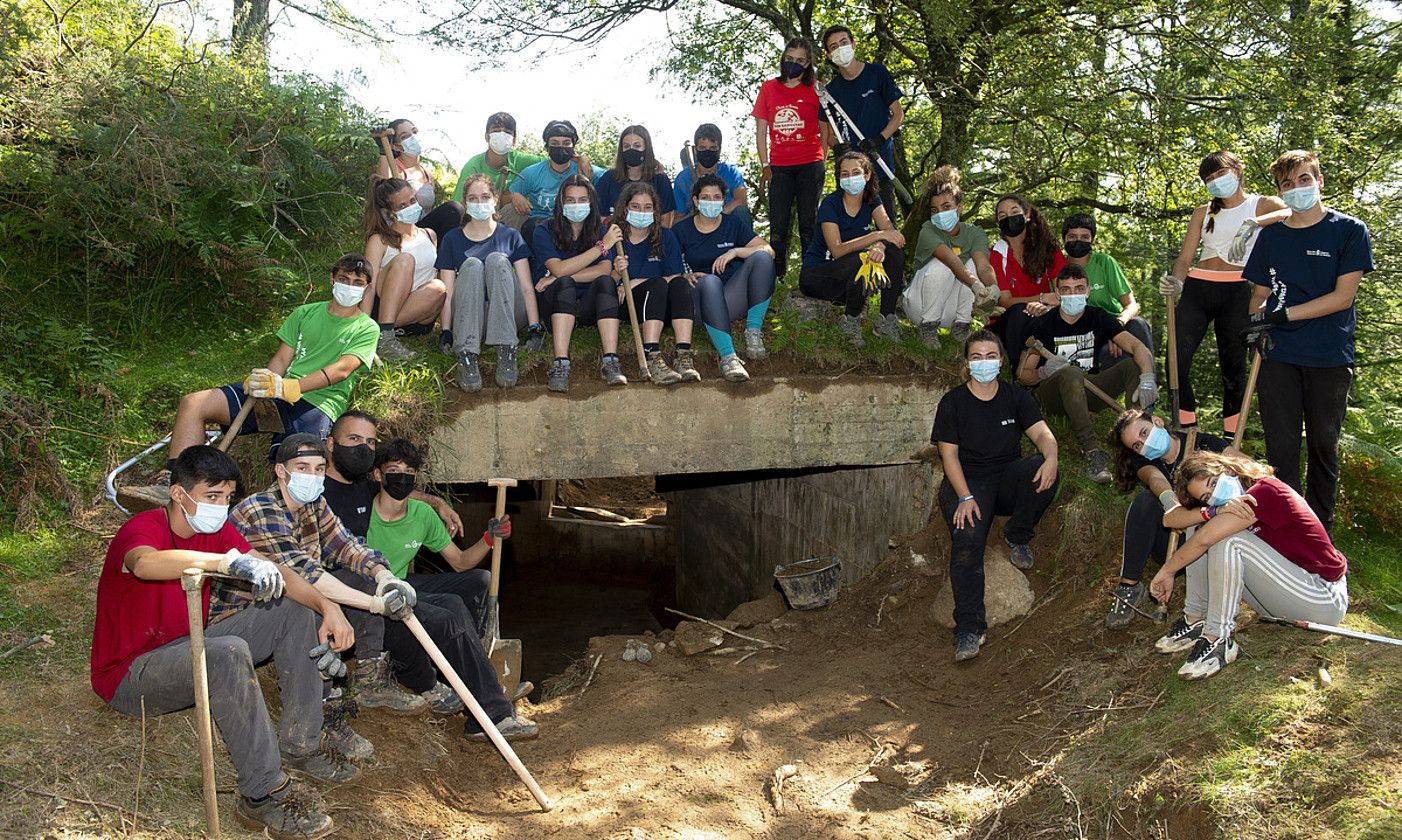 Gazte boluntarioak, atzo, Lesakan, lurpetik ateratako bunker baten ahoaren inguruan. IÑIGO URIZ / FOKU. Gazte boluntarioak, atzo, Lesakan, lurpetik ateratako bunker baten ahoaren inguruan. IÑIGO URIZ / FOKU.