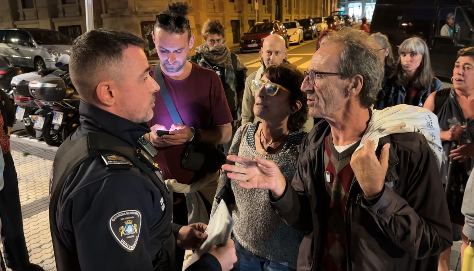 Donostiako Udalak kaleko afari solidarioak debekatu zituen. XALBA RAMIREZ / IRUTXULOKO HITZA Donostiako Udalak kaleko afari solidarioak debekatu zituen. XALBA RAMIREZ / IRUTXULOKO HITZA