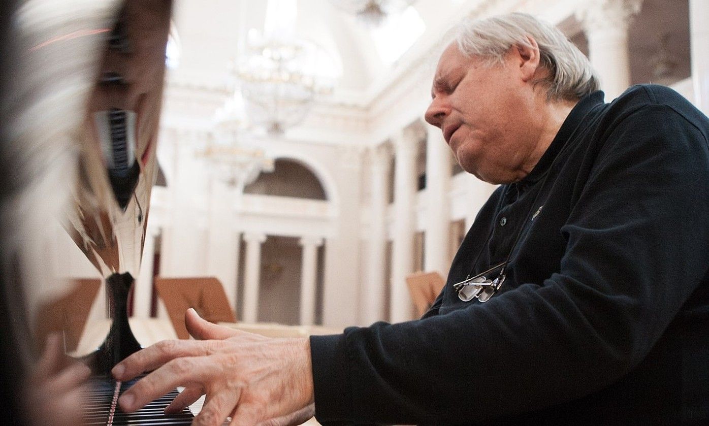 Grigori Sokolov pianista errusiarra, atxiboko irudi batean. MARY SLEPKOVA.