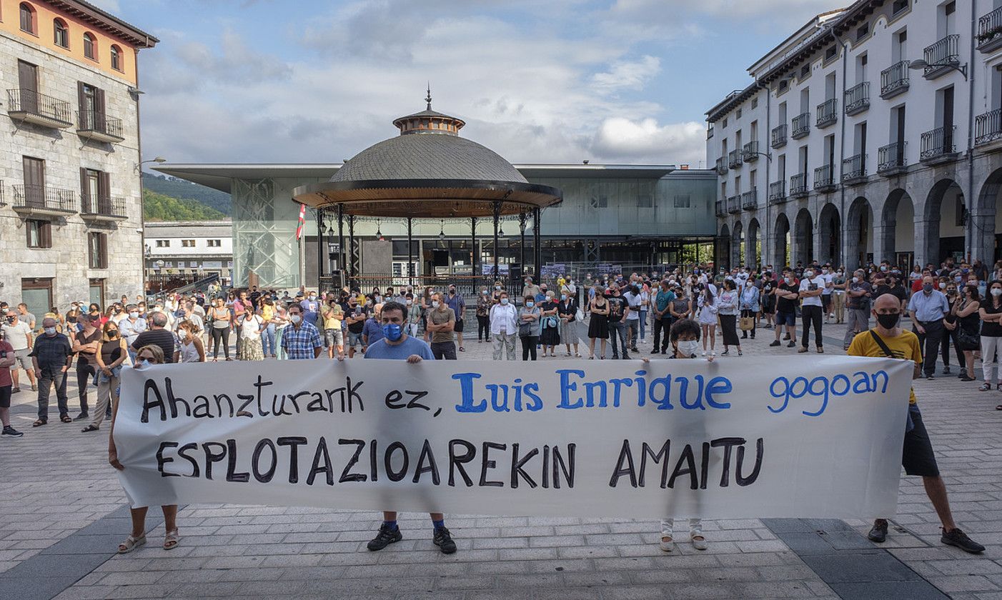 Sorianoren omenezko elkarretaratzea, atzo arratsaldean, Azpeitiko plazan. JON URBE / FOKU.