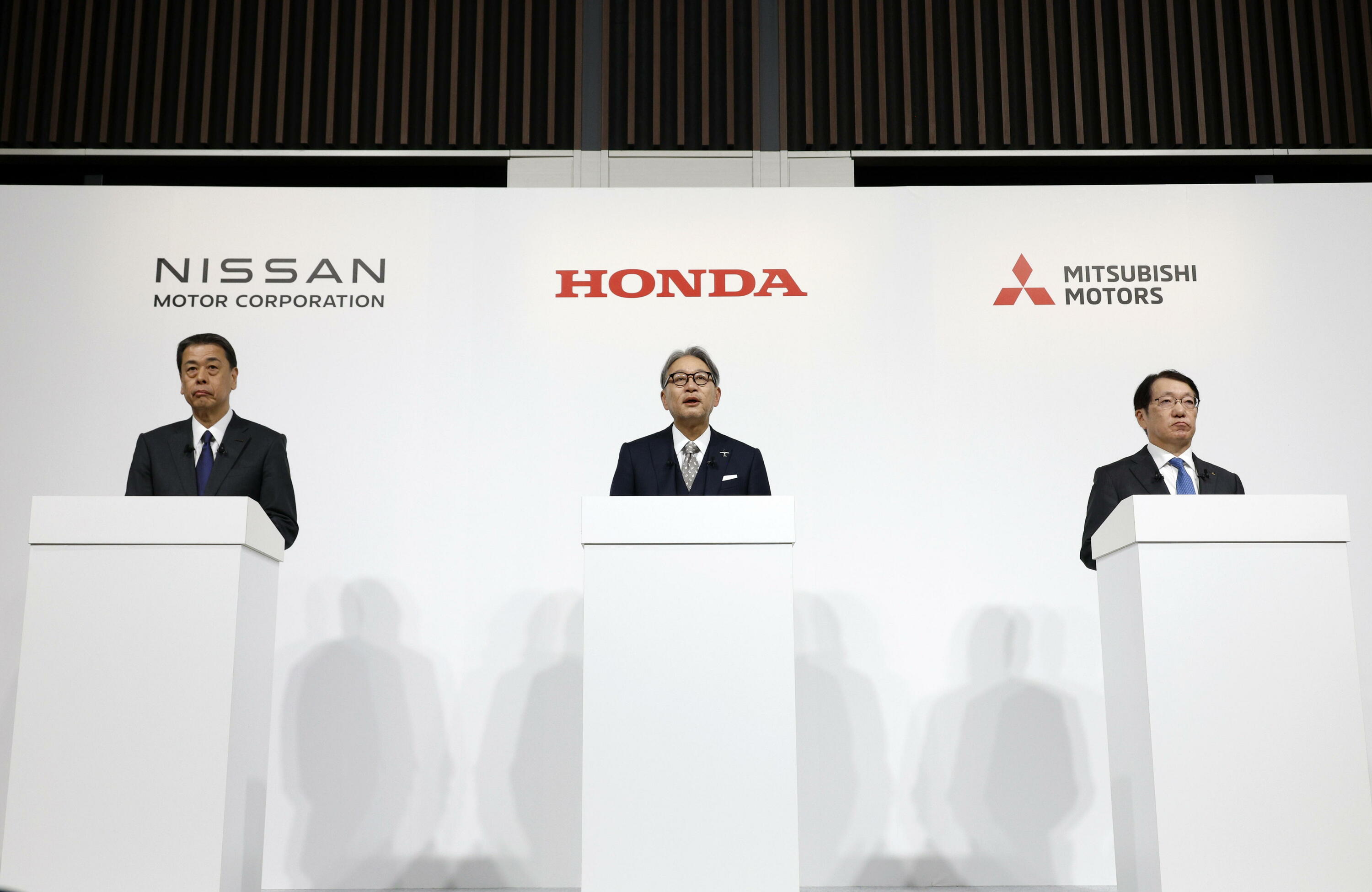 Ezkerretik hasita, Nissan konpainiako presidente Makoto Uchida, Hondako presidente Toshiro Mibe eta Mitsubishiko presidente Takao Kato, fusioaren berri eman duten prentsaurrekoan. FRANCK ROBICHON / EFE