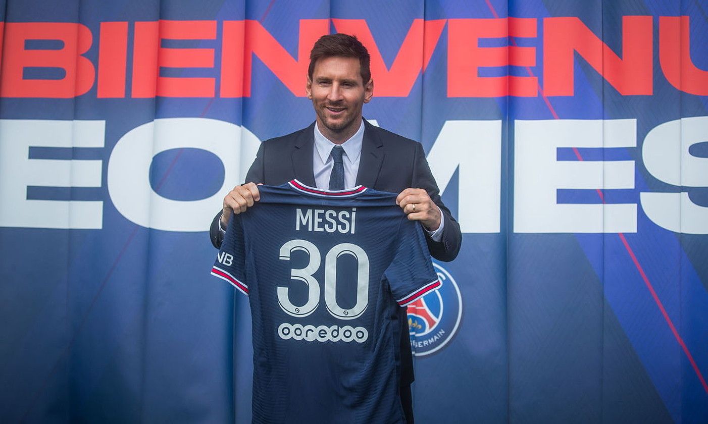 Lionel Messi PSGko jokalaria, atzoko aurkezpenean. CHRISTOPHE PETIT TESSON / EFE.