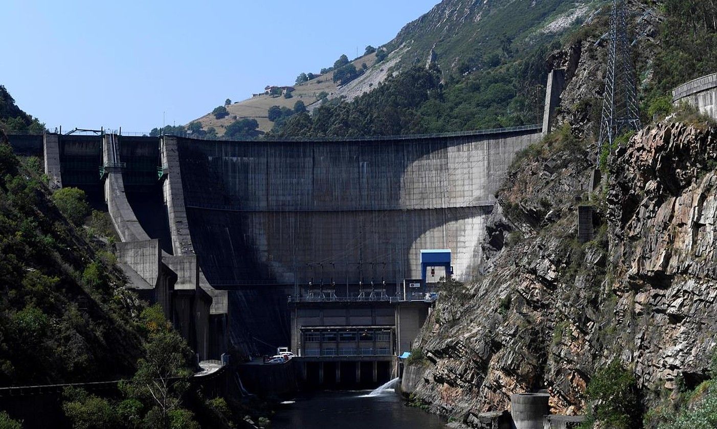 Zentral hidroelektriko bat, La Barca urtegian, Asturiasen. ELOY ALONSO / EFE.