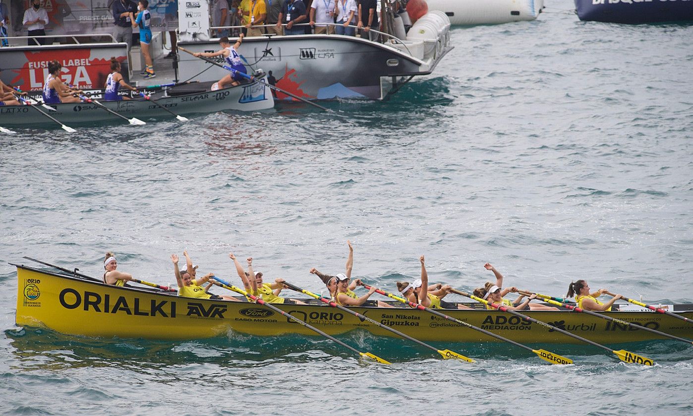Orioko arraunlariak, garaipena ospatzen, atzo, Zarauzko Estropaden lehen jardunaldian. JON URBE / FOKU. Orioko arraunlariak, garaipena ospatzen, atzo, Zarauzko Estropaden lehen jardunaldian. JON URBE / FOKU.