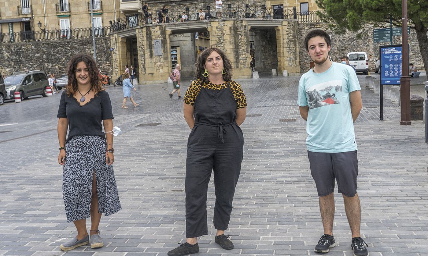 Ibone Alonso, Maddi Juanikorena eta Mikel Arrieta, Donostiako hiru talde eragiletako kideak. ANDONI CANELLADA / FOKU.