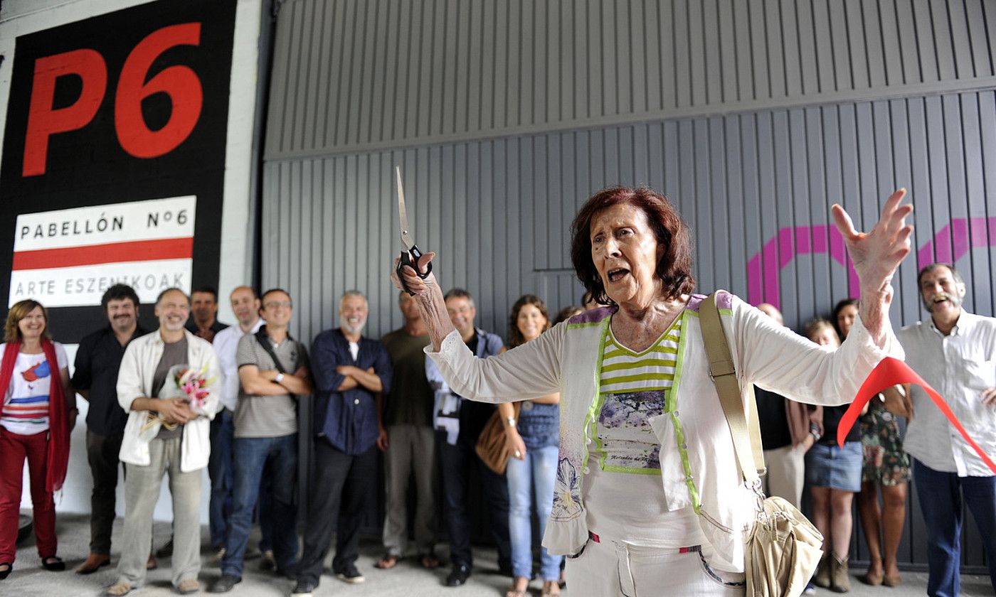 Marivi Bilbao aktorea —zinta moztu berri— eta Pabiloi 6ko gainerako bazkide sustatzaileak, antzokiaren inaugurazio egunean, 2011n. MARISOL RAMIREZ / ARGAZKI PRESS. Marivi Bilbao aktorea —zinta moztu berri— eta Pabiloi 6ko gainerako bazkide sustatzaileak, antzokiaren inaugurazio egunean, 2011n. MARISOL RAMIREZ / ARGAZKI PRESS.