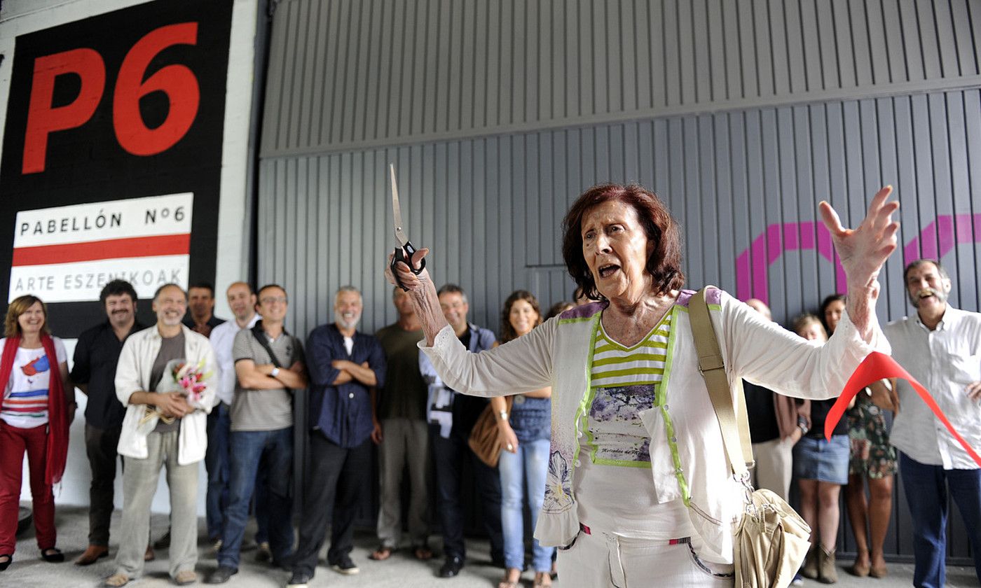 Marivi Bilbao aktorea —zinta moztu berri— eta Pabiloi 6ko gainerako bazkide sustatzaileak, antzokiaren inaugurazio egunean, 2011n. MARISOL RAMIREZ / ARGAZKI PRESS.