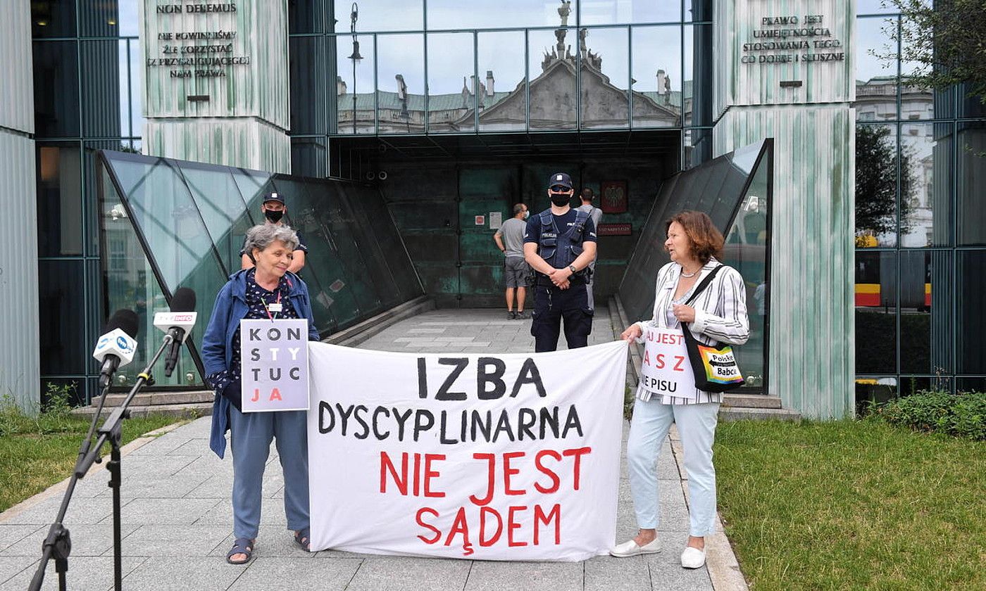 Epaileak diziplinatzeko aretoaren aurkako protesta bat, uztailean, Poloniako Auzitegi Gorenean, Varsovian. RADEK PIETRUSZKA / EFE.
