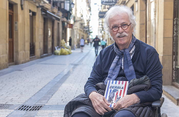 Joan Mari Irigoien idazlea, gaur goizean, Donostian. JUAN CARLOS RUIZ / FOKU