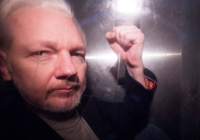 Julian Assange Londresko auzitegi batetik irteten, maiatzaren 1ean. NEIL HALL / EFE