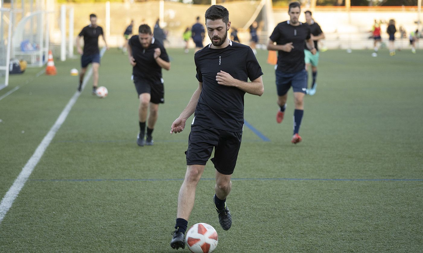 Balio batzuen garrantzia. Alfredo Gil Txiki entrenatzailea Union Tuterako jokalariei azalpenak ematen, entrenamendua hasi aurretik. JAGOBA MANTEROLA / @FOKU.