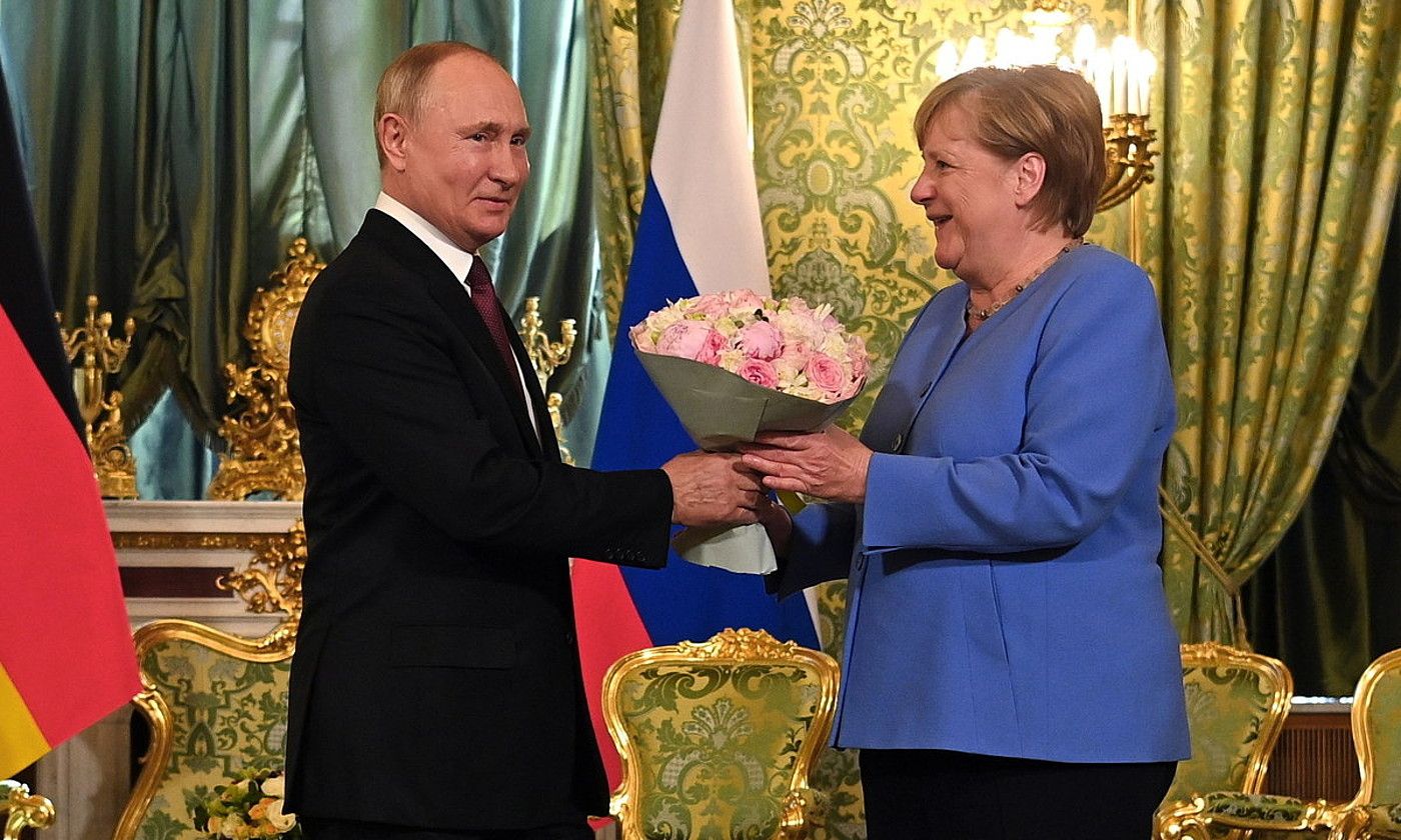 Putin eta Merkel, atzo, Moskun. SPUTNIK / EFE.