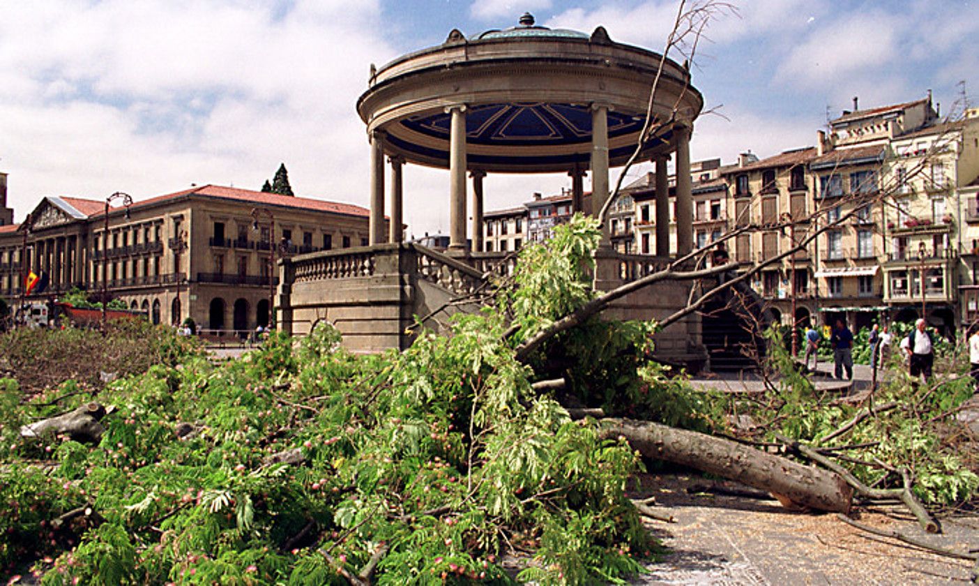 Gazteluko plaza, 2001eko uztailaren 23an. Egun hartako goizaldean moztu zituzten zuhaitzak. JOXE LACALLE.