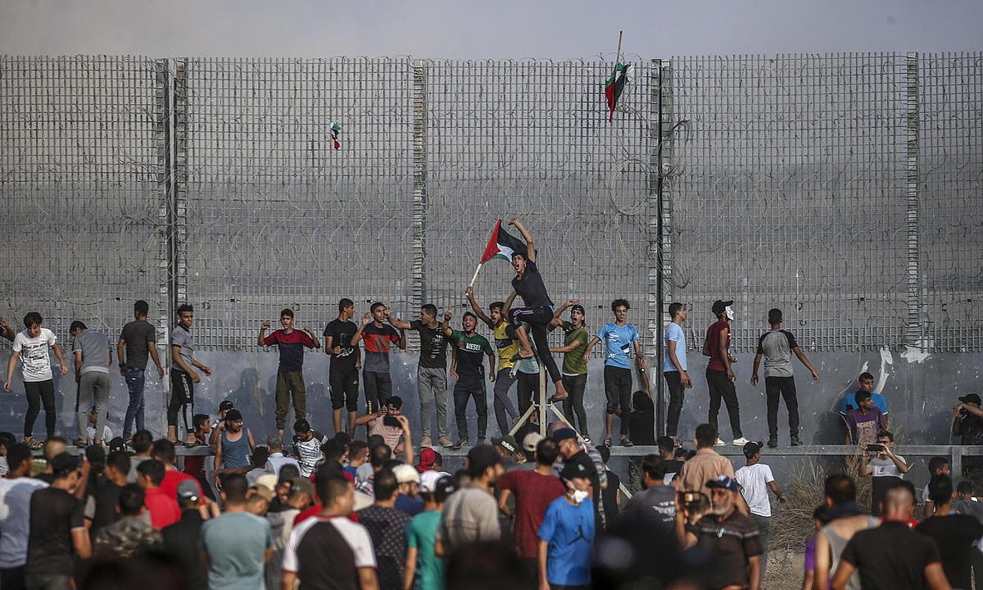 Palestinako manifestariak Gazaren eta Israelen arteko mugan, iragan larunbatean. MOHAMMED SABER / EFE.