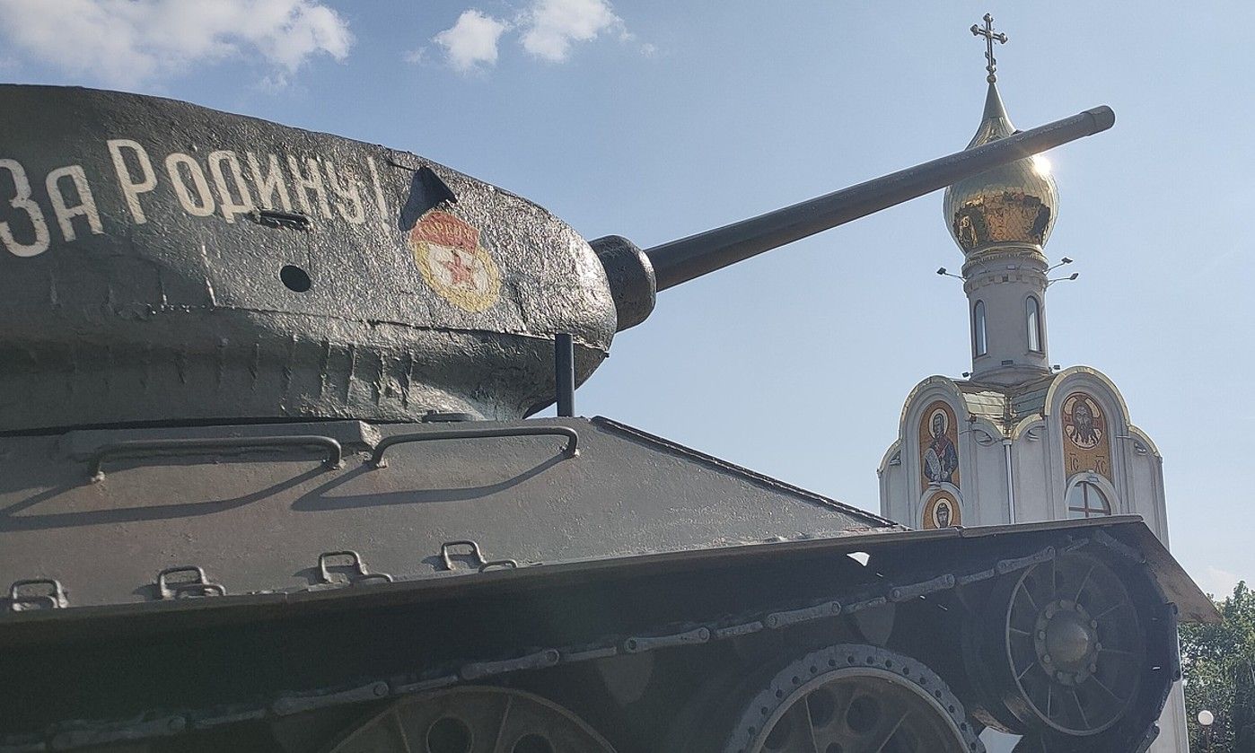 Sobietar Batasunaren garaiko tanke bat Tiraspolen, Transnistriako hiriburuan. ALEX BUSTOS.