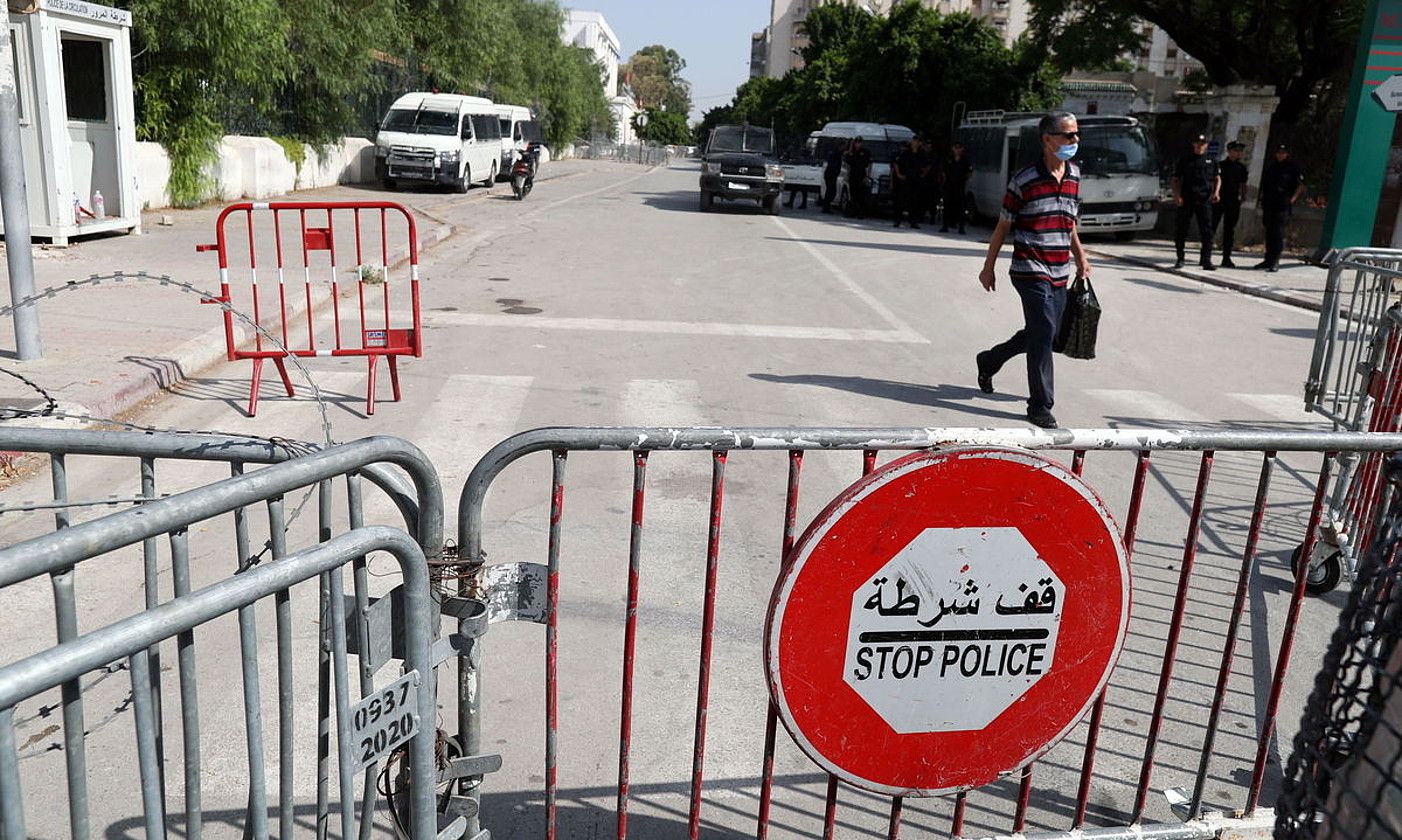 Tunisiako Parlamenturako bidea, itxita. MOHAMMED MESSARA / EFE. Tunisiako Parlamenturako bidea, itxita. MOHAMMED MESSARA / EFE.