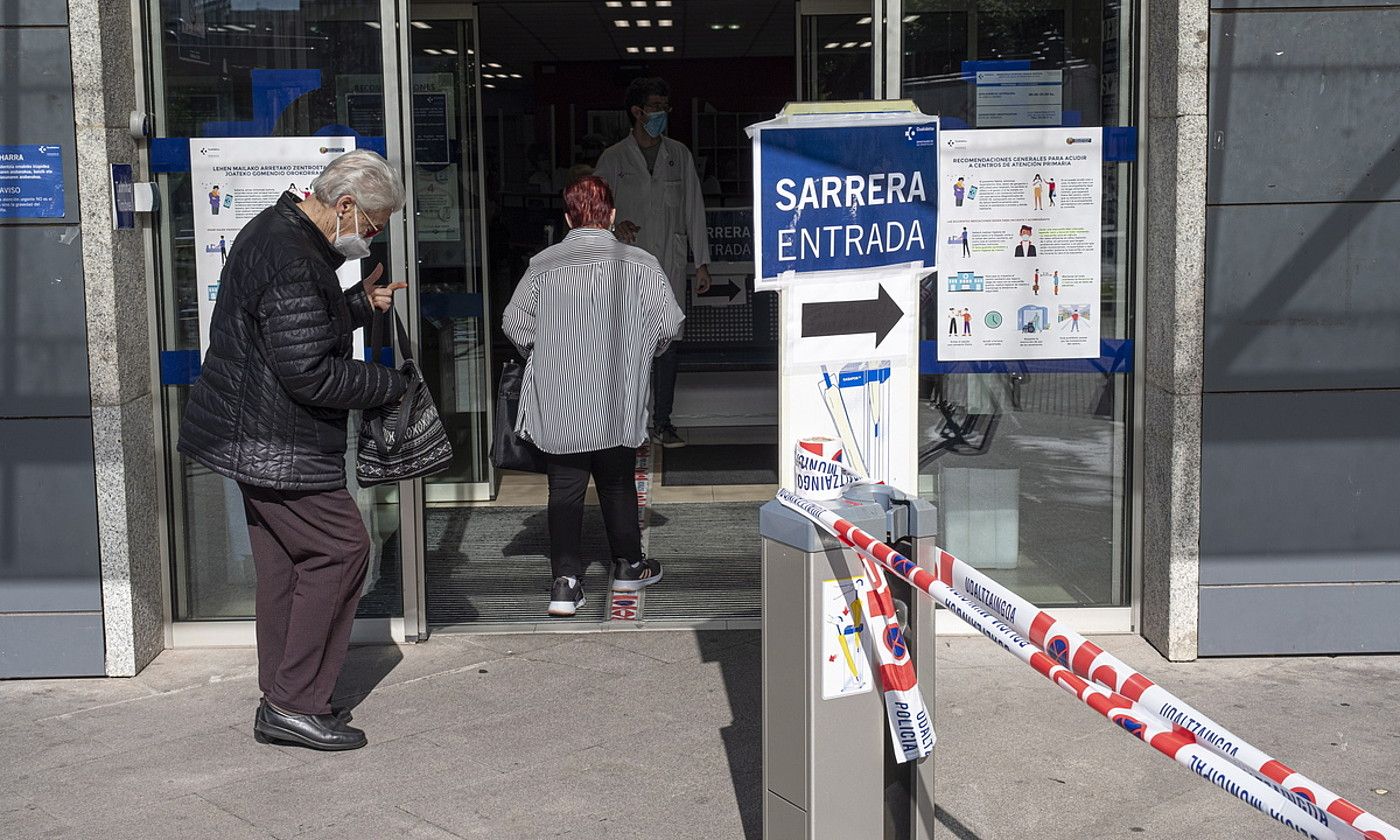 Herritarrak Errenteriako osasun etxera sartzen. JON URBE / FOKU.