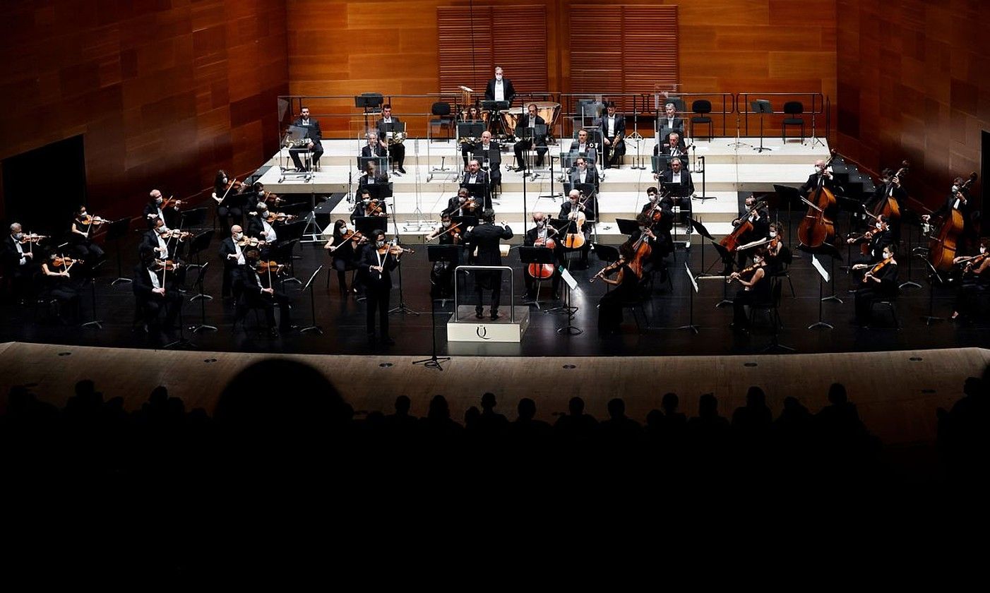 Espainiako Orkestra Nazionala Kursaalean, Donostiako Musika Hamabostaldian eman zuen kontzertuan. JAVIER ETXEZARRETA / EFE.