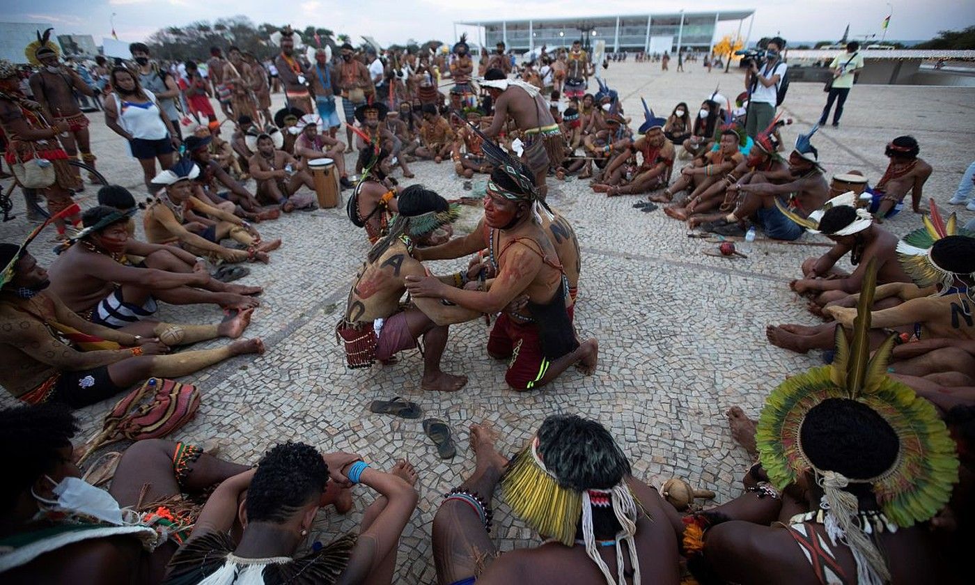 Indigenak asteazkeneko manifestazioan, Brasilgo Gobernuaren egoitzaren aurrean, Brasilian. JOEDSON ALVES / EFE. Indigenak asteazkeneko manifestazioan, Brasilgo Gobernuaren egoitzaren aurrean, Brasilian. JOEDSON ALVES / EFE.