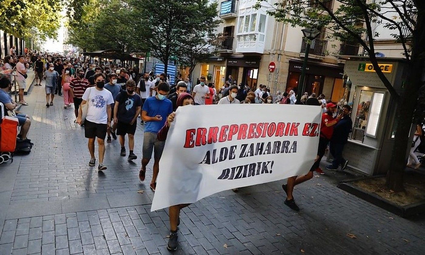 Manifestazio burua, Donostiako Bulebarra zeharkatzen. IRUTXULOKO HITZA.