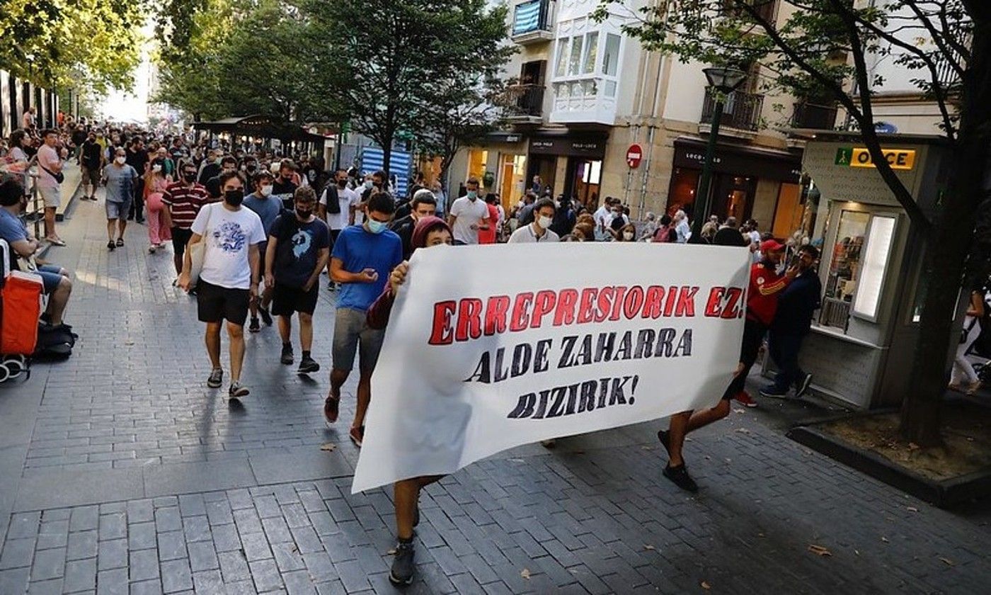 Manifestazio burua, Donostiako Bulebarra zeharkatzen. IRUTXULOKO HITZA. Manifestazio burua, Donostiako Bulebarra zeharkatzen. IRUTXULOKO HITZA.