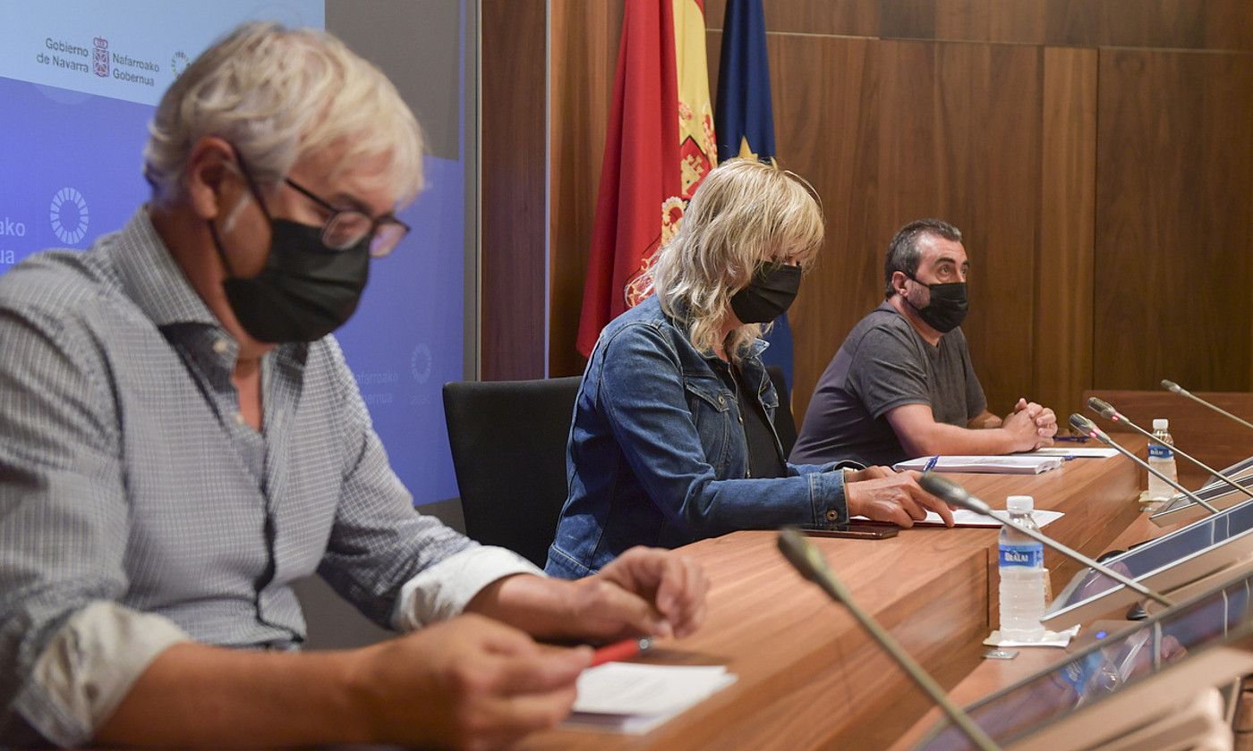 Ana Ollo kontseilaria, eta Josemi Gaston eta Cesar Layana, Memoriaren Institutuko arduradunak, atzo. IDOIA ZABALETA / FOKU.