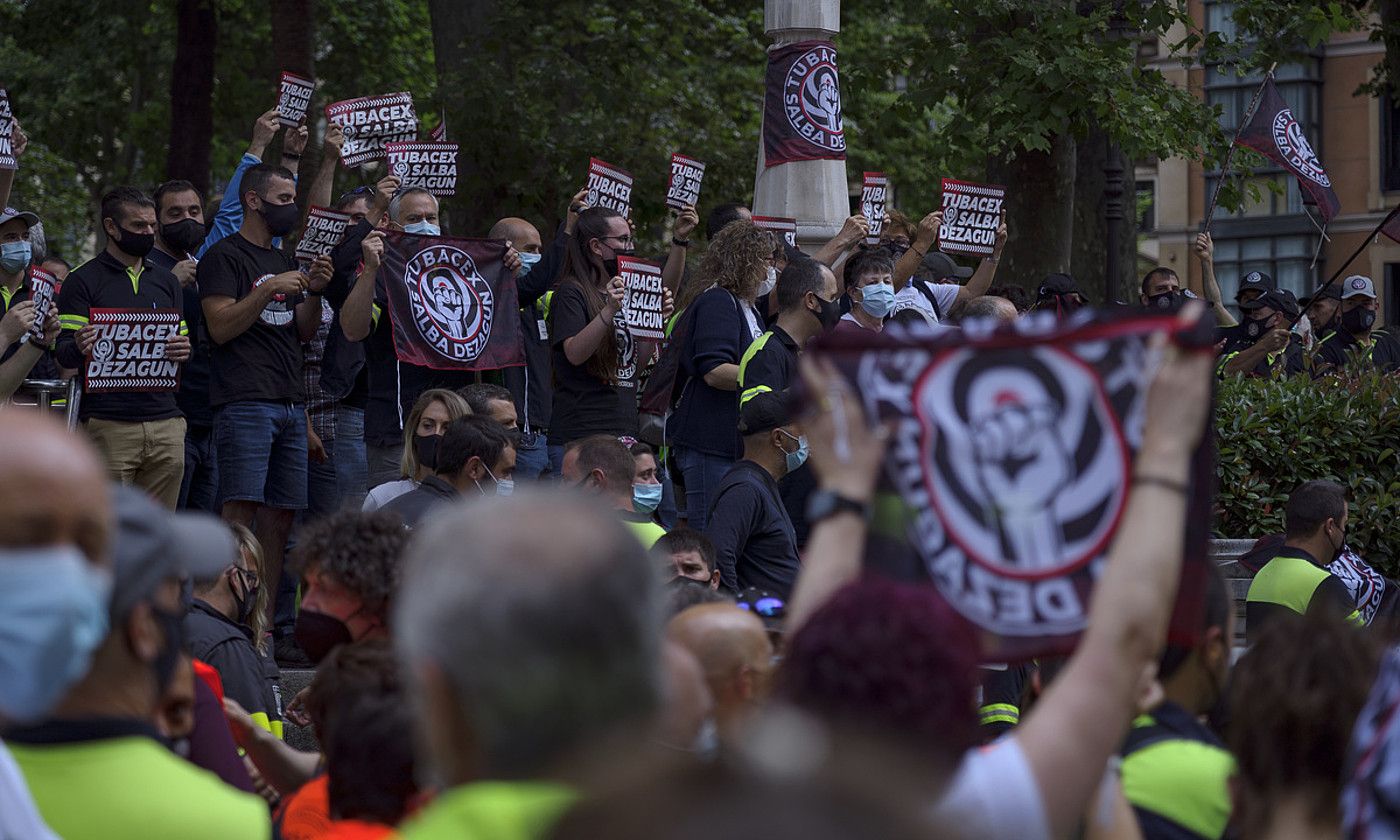 Tubacexeko langileak protestan, EAEko auzitegi nagusiaren aurrean, Bilbon. ARITZ LOIOLA / FOKU.