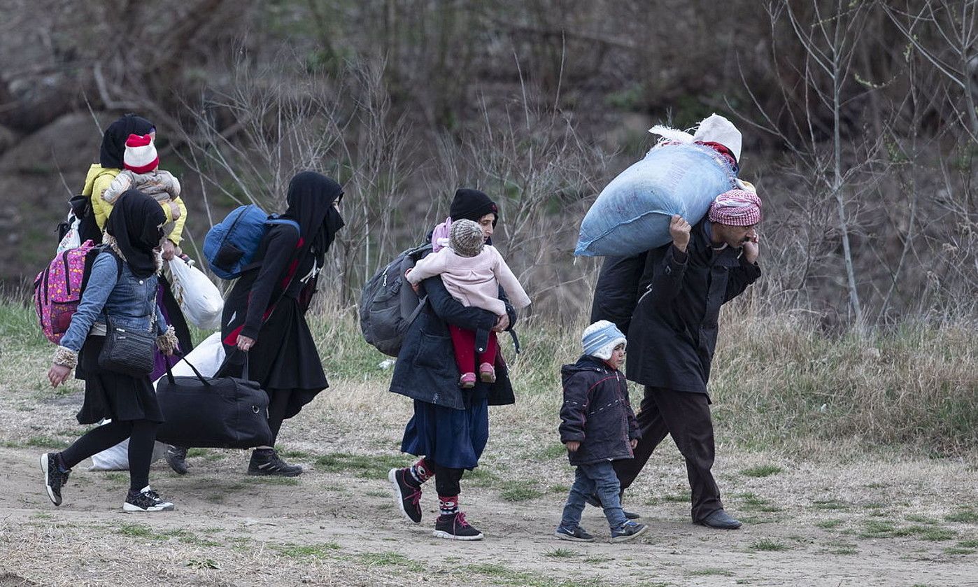 Familia siriar bat Greziako mugara bidean, Edirnen. tolga bozoglu / efe TOLGA BOZOGLU / EFE.