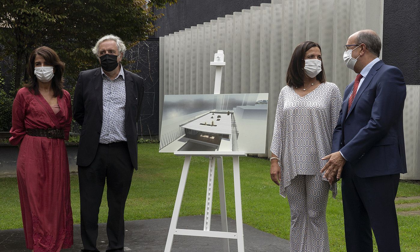 Ezkerretik eskuinera, Aintzane Ezenarro, Federico Soriano, Beatriz Artolazabal eta Jose Antonio Rodriguez Ranz, atzo, egitasmoaren aurkezpenean. MONIKA DEL VALLE / FOKU.